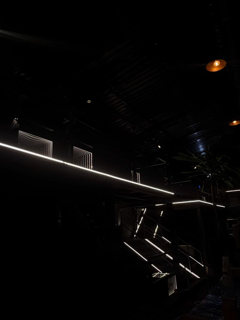Mezanino do MD Lounge com iluminação linear e painéis de LED
